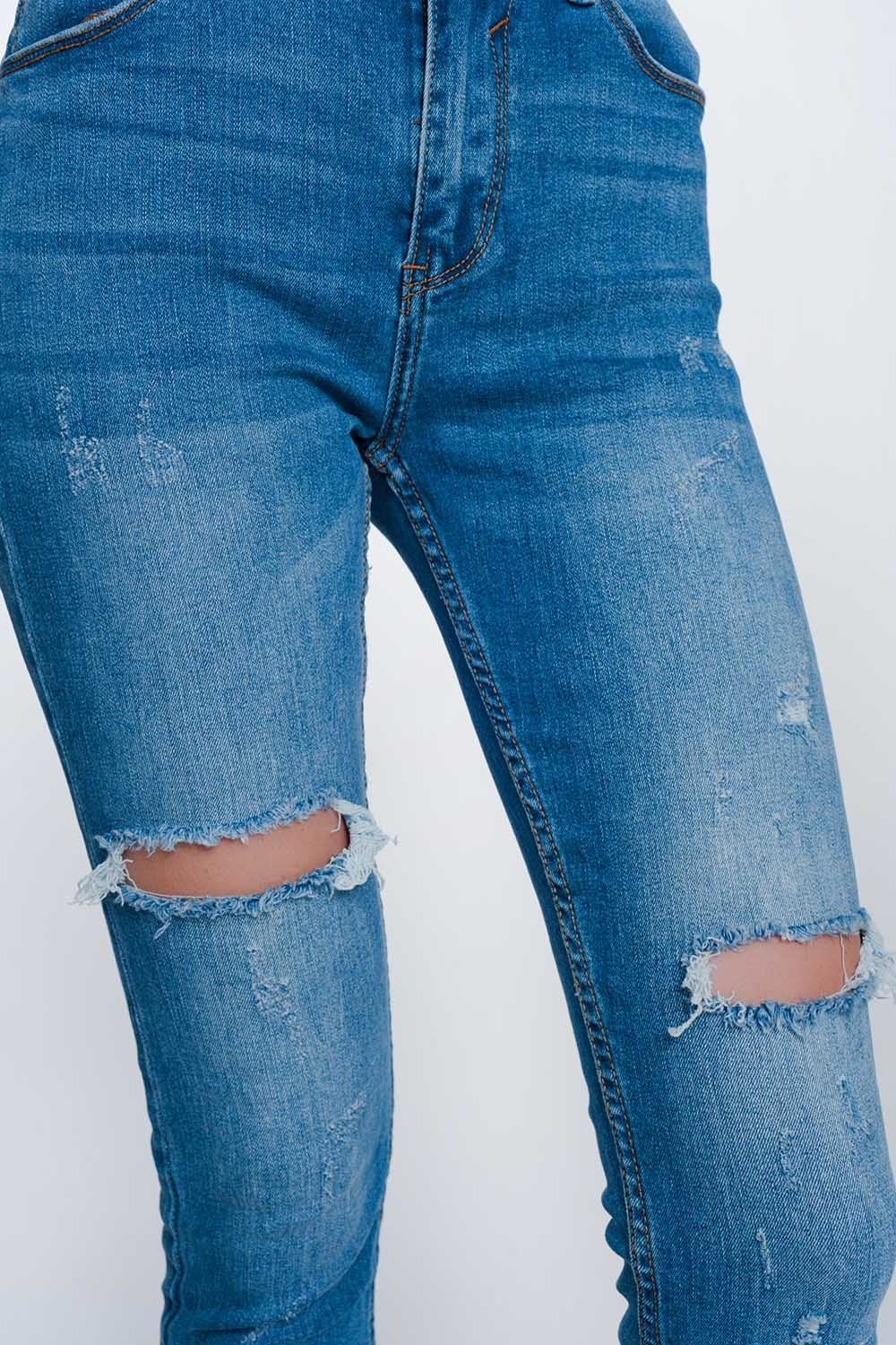 Jeans super ajustados con rotos en la rodilla y el bajo Q2