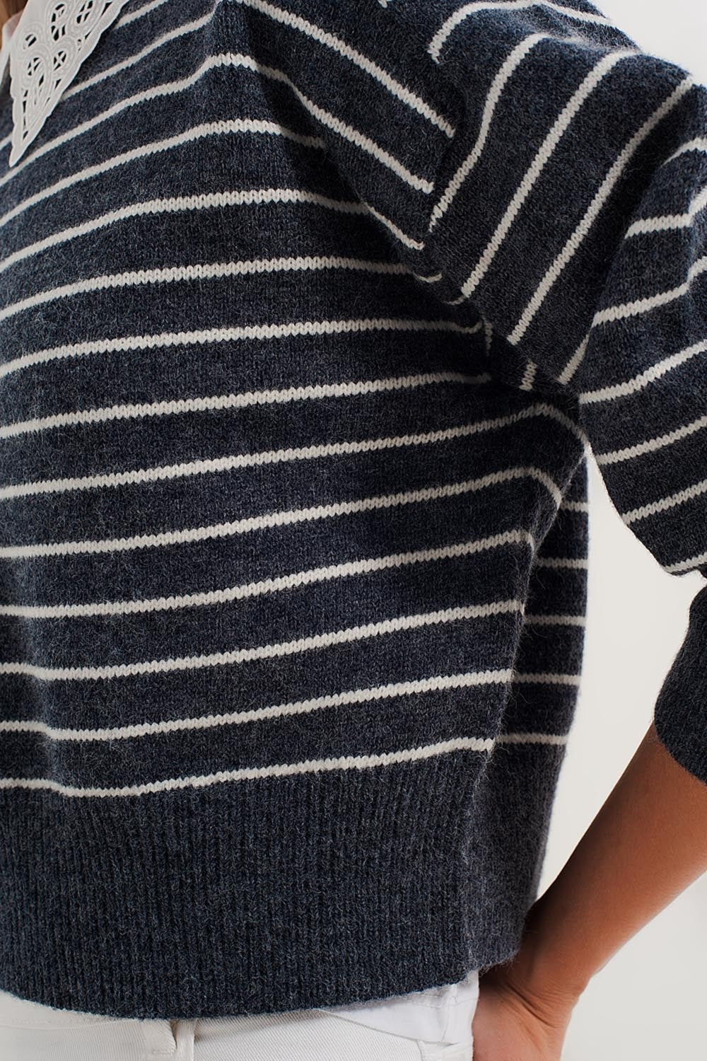 Jersey a rayas blancas y azules cuello redondo Q2