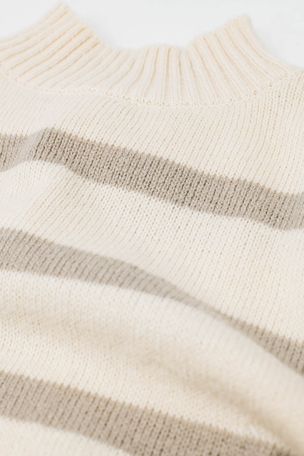 Jersey a rayas de cuello alto en beige y crema Q2