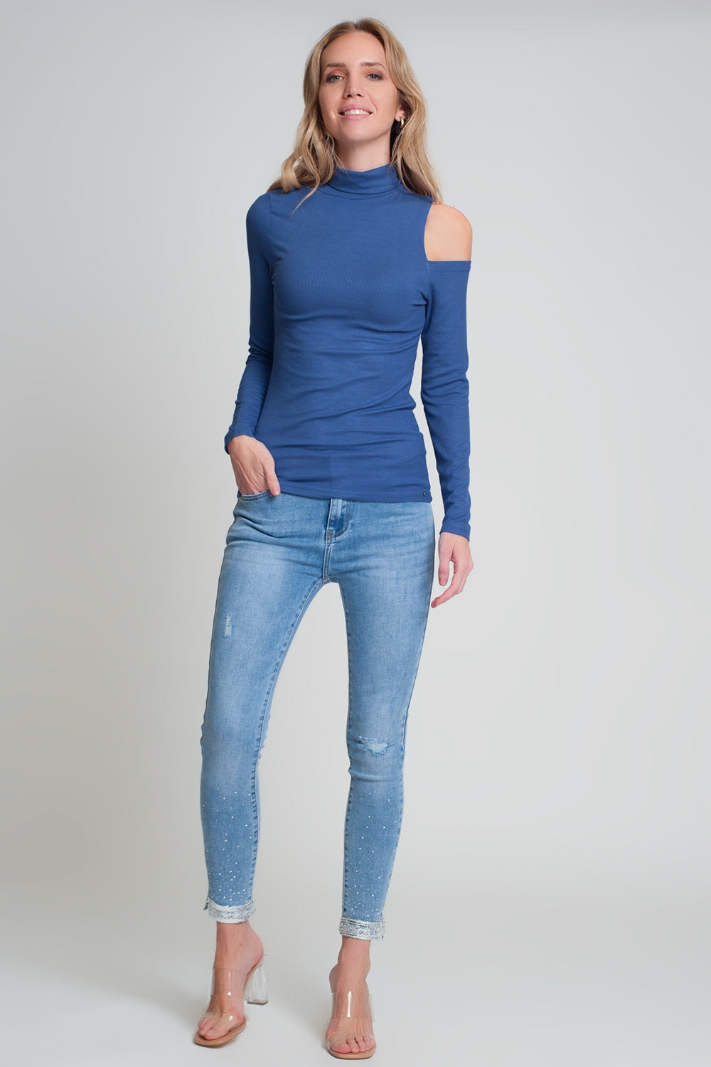Jersey azul con un hombro abierto y cuello alto Q2