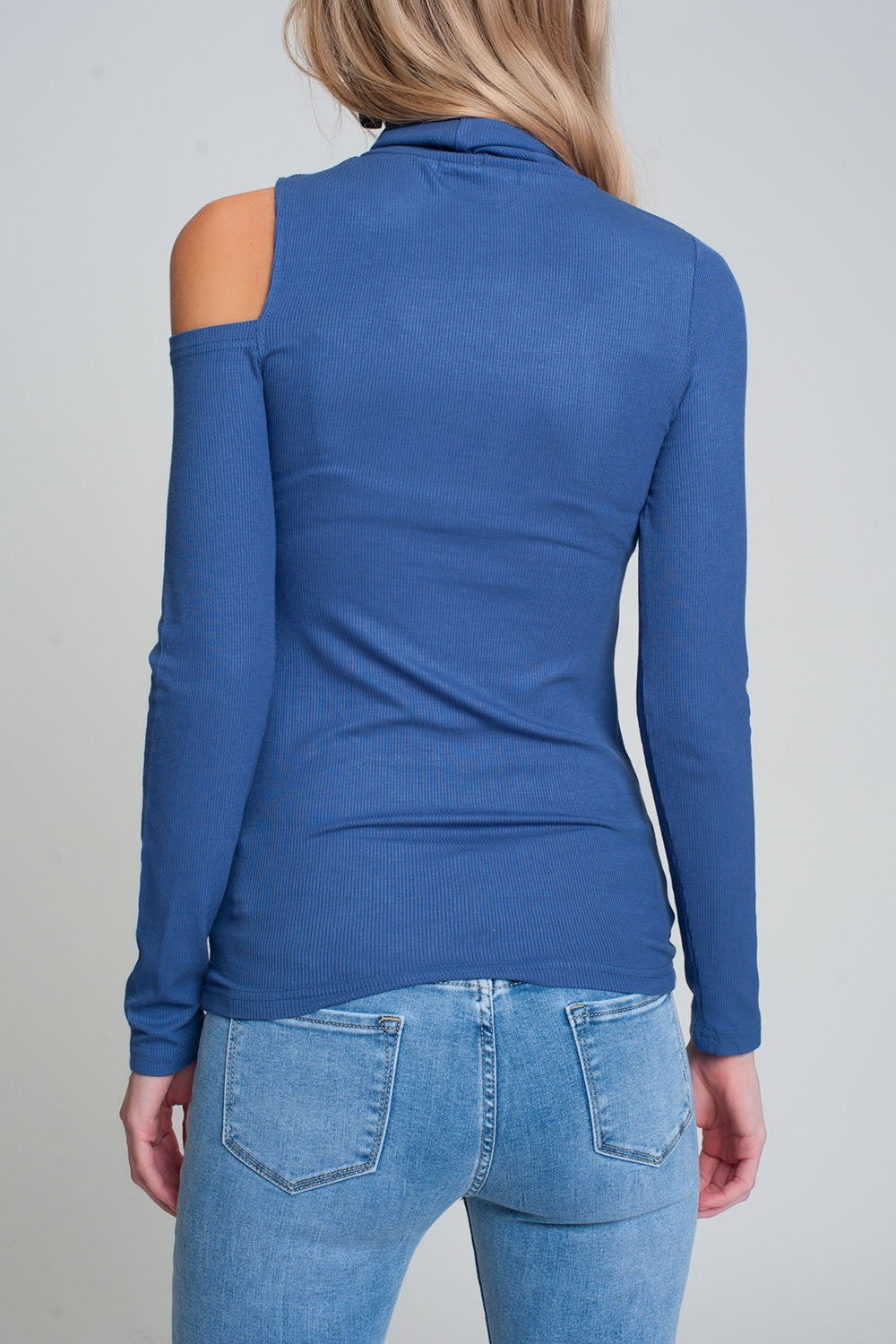 Jersey azul con un hombro abierto y cuello alto Q2