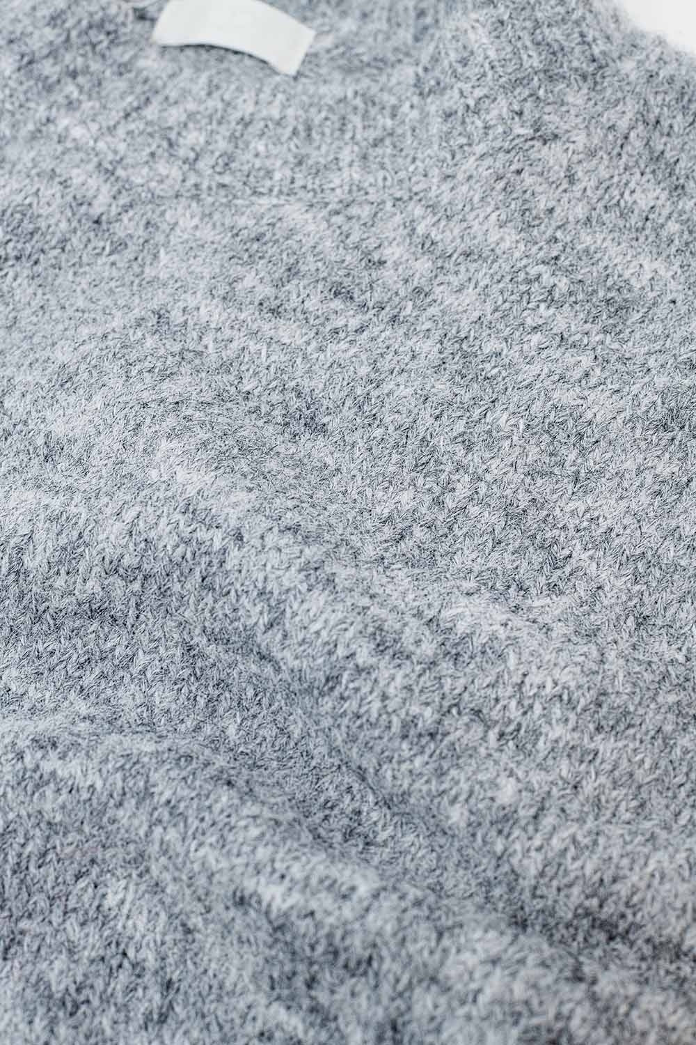 Jersey básico de punto con cuello redondo en gris Q2
