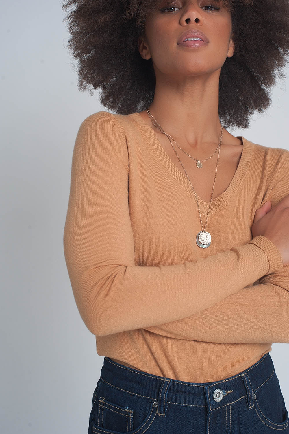 Jersey basico suave con cuello pico en color camel Q2