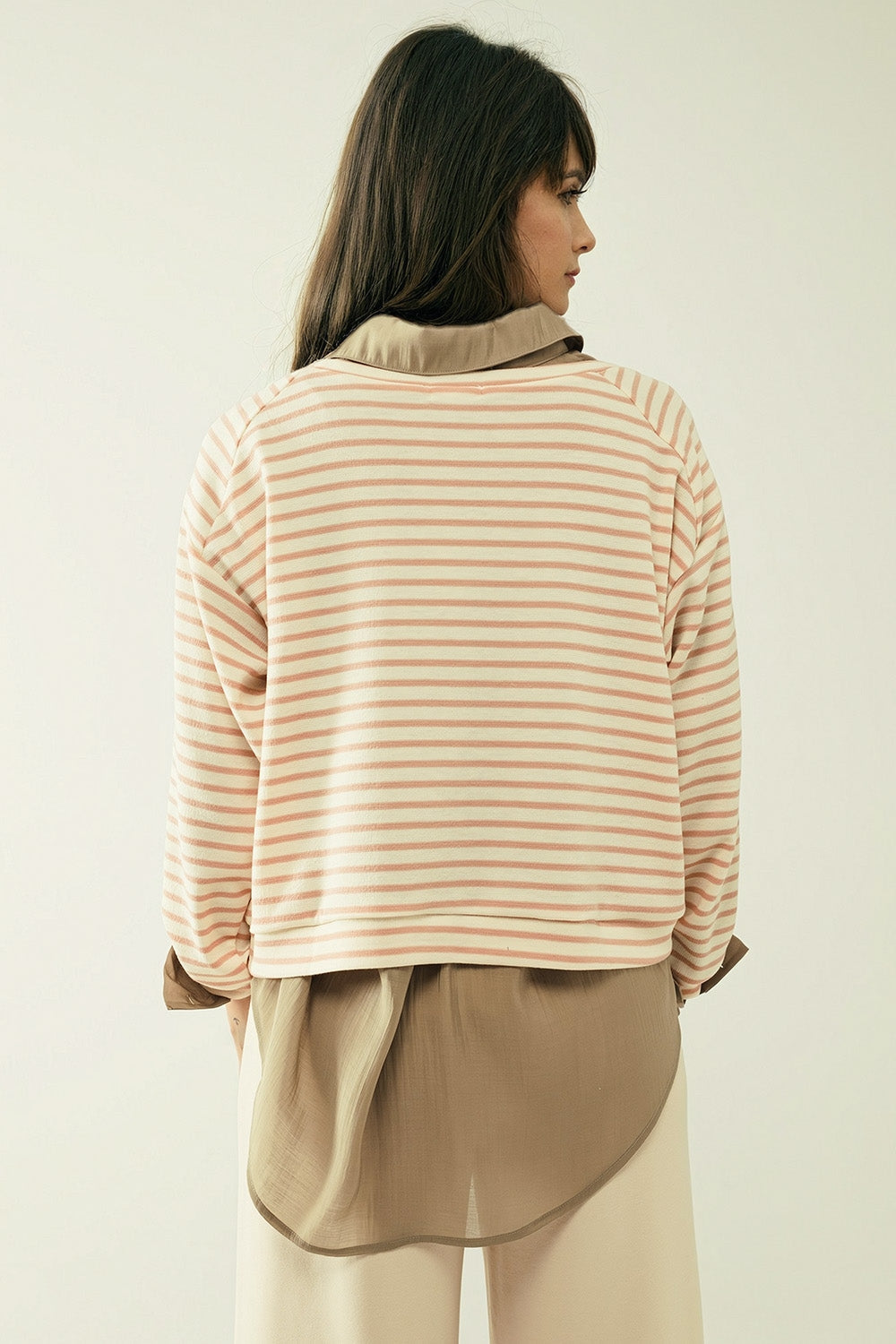 Jersey blanco de manga larga con rayas rosas y cuello barco Q2