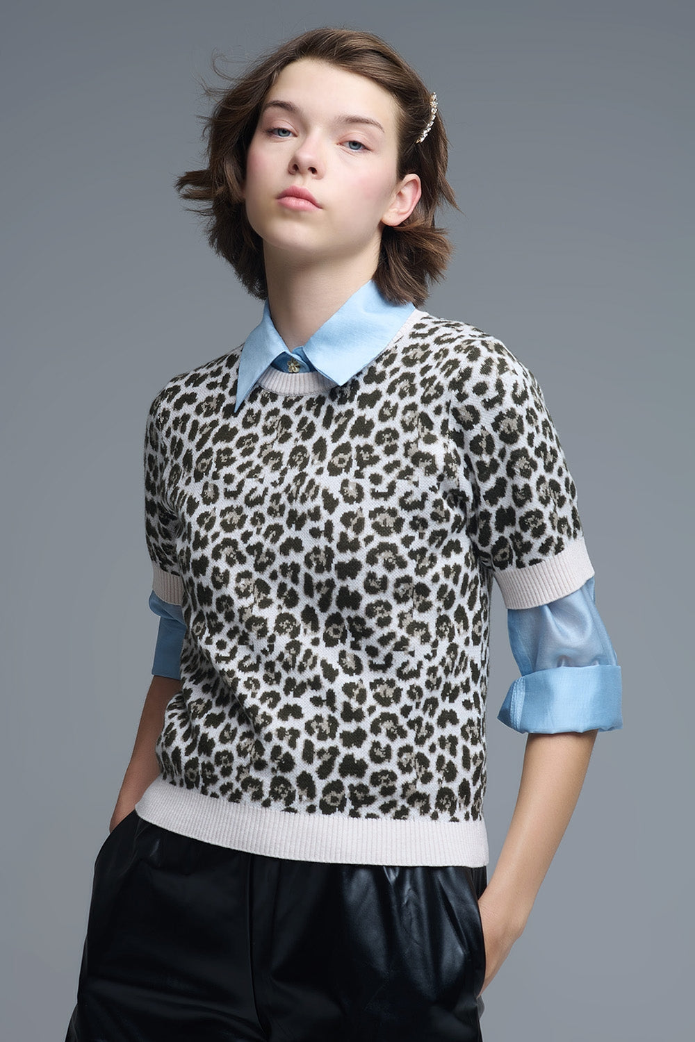 Jersey chic de manga corta con estampado de leopardo Q2