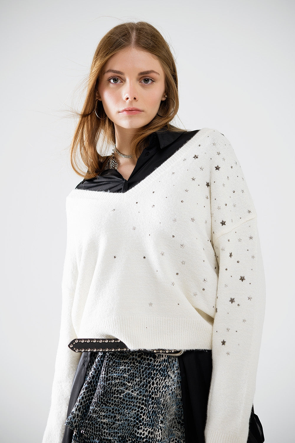 Jersey con cuello de pico adornado con estrellas metálicas Q2