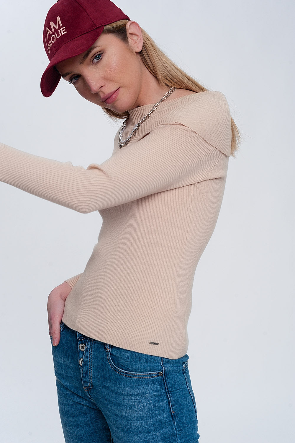 Jersey con escote Bardot en color beige Q2