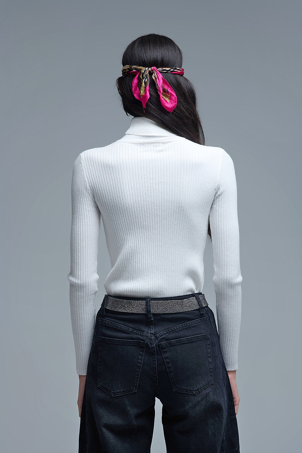 Jersey de canalé con cuello de tortuga en blanco Q2