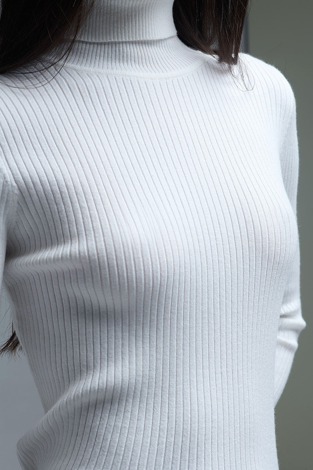Jersey de canalé con cuello de tortuga en blanco Q2