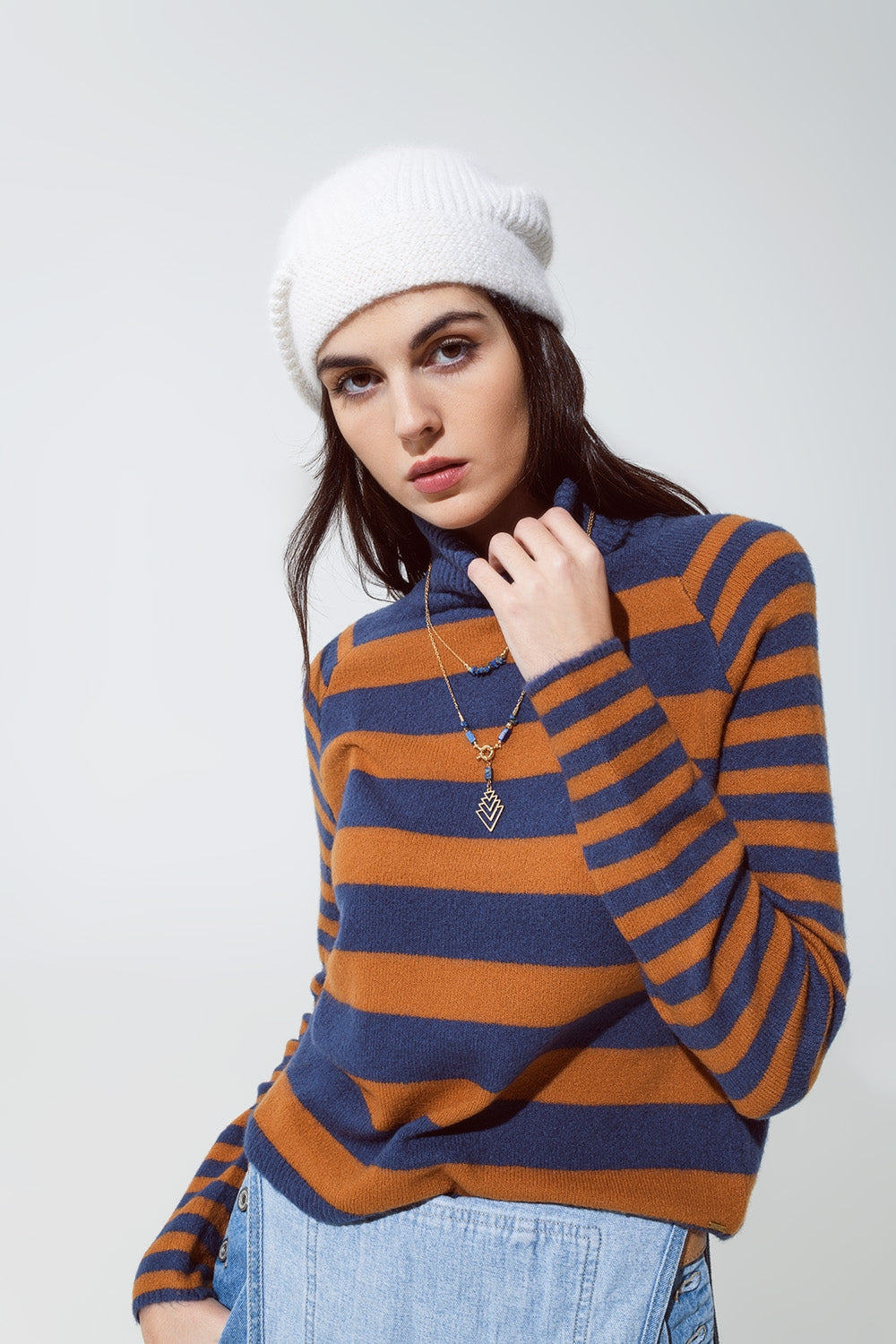 Jersey de cuello alto con rayas en azul y marrón Q2