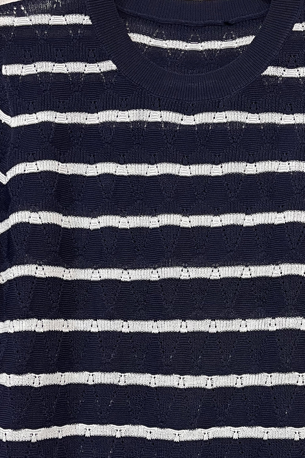 Jersey de punto calado azul marino con mangas cortas y rayas blancas Q2