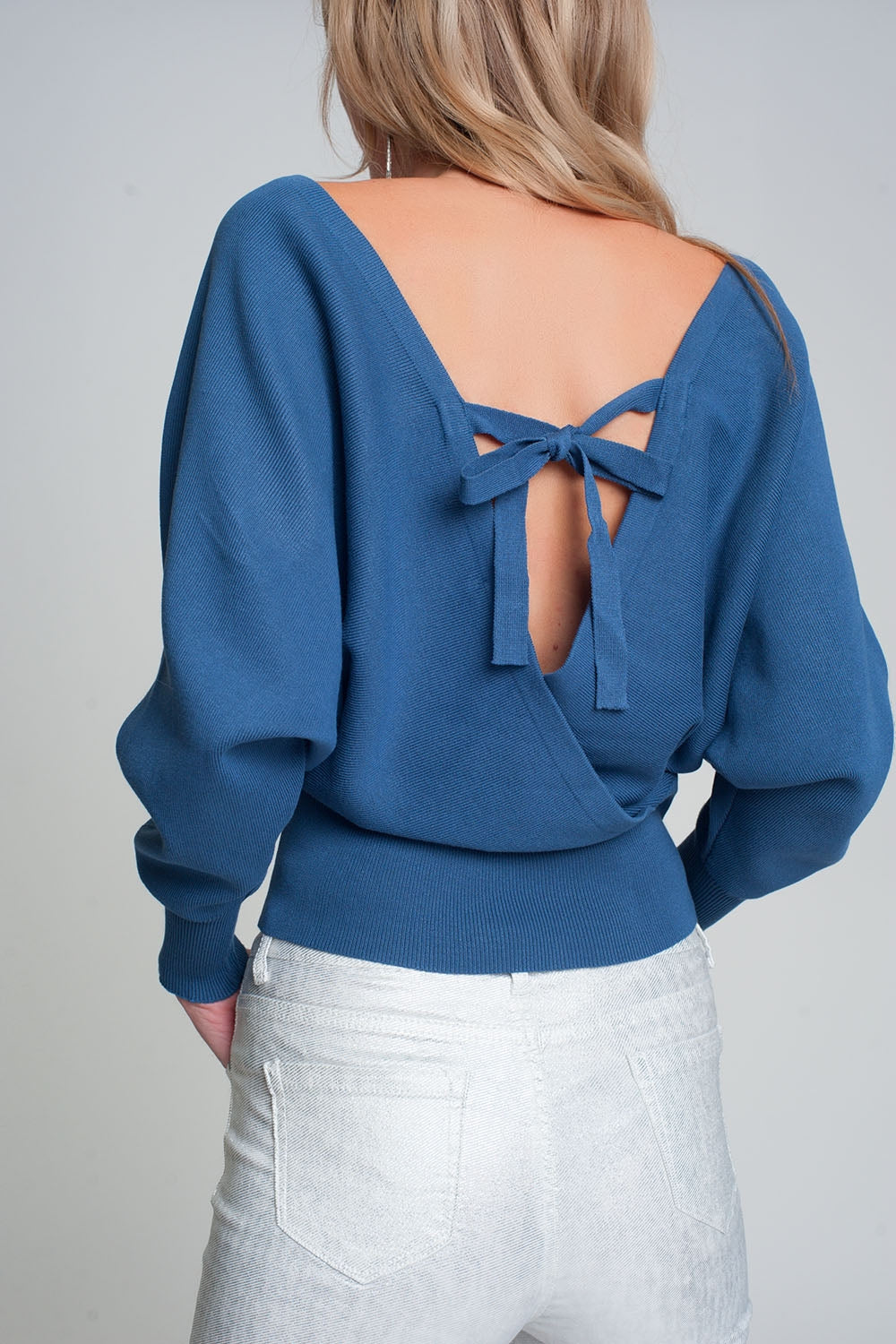 Jersey de punto con cuello de pico envuelto en azul Q2