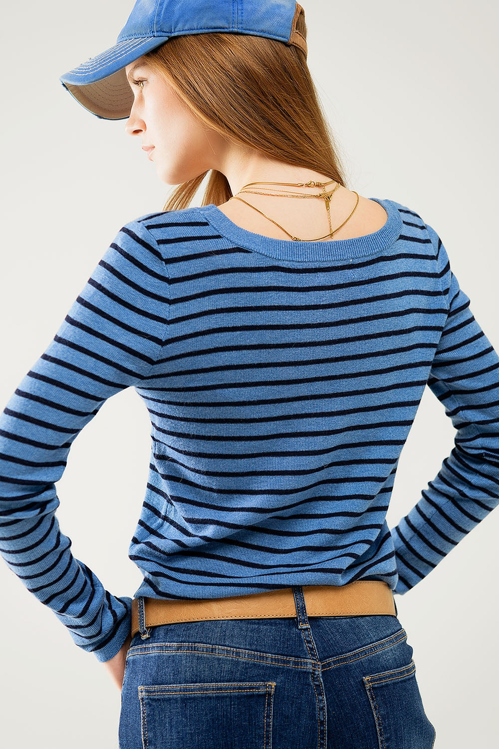 Jersey de punto fino a rayas azules con cuello barco Q2
