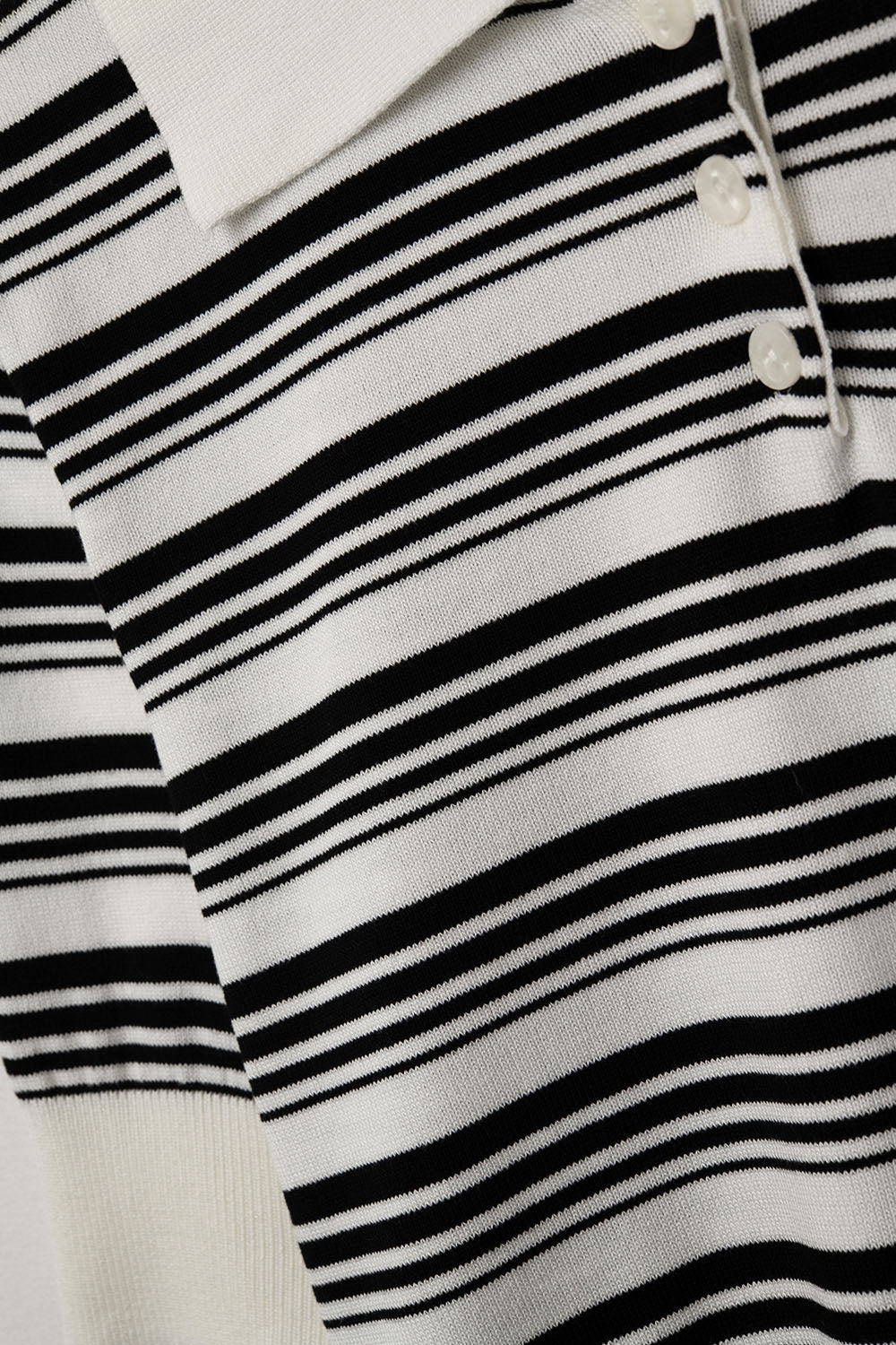 Jersey de rayas blancas y negras con cuello polo Q2