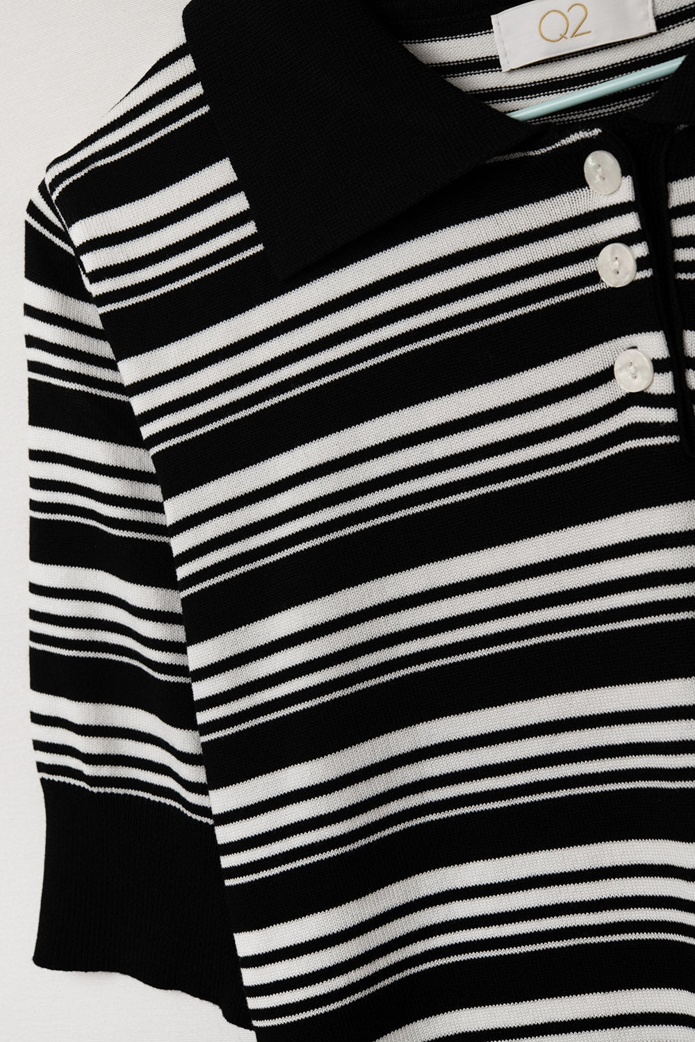 Jersey de rayas blancas y negras con cuello polo Q2