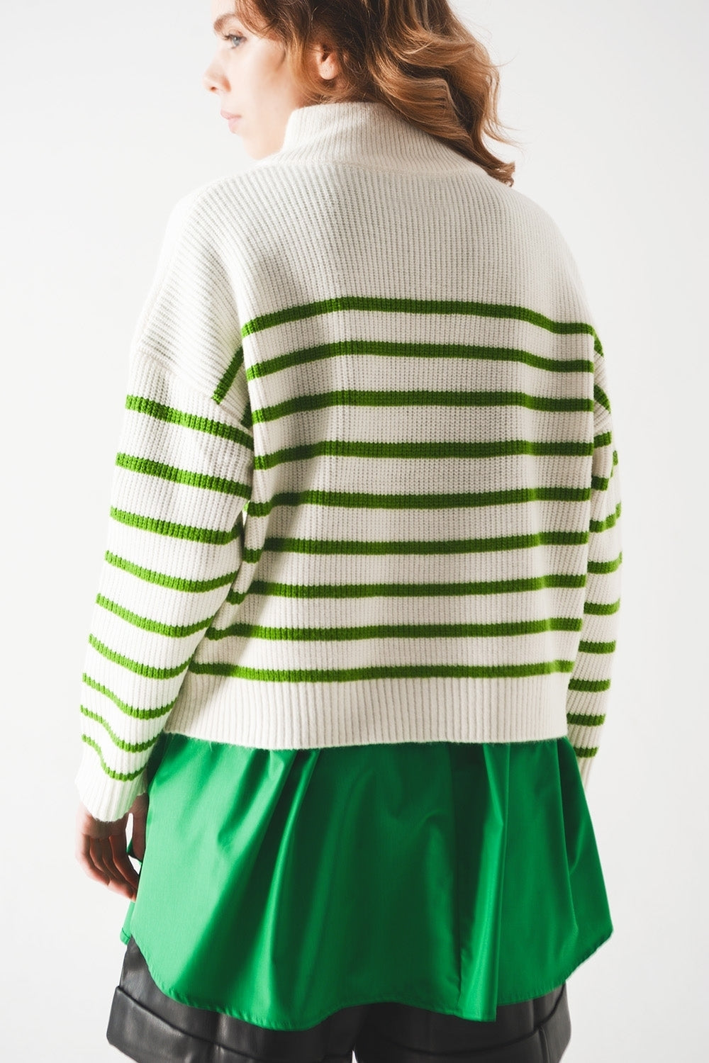 Jersey de rayas con cremallera y detalle en el cuello en verde Q2