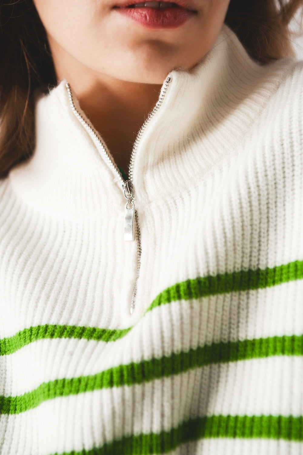 Jersey de rayas con cremallera y detalle en el cuello en verde Q2