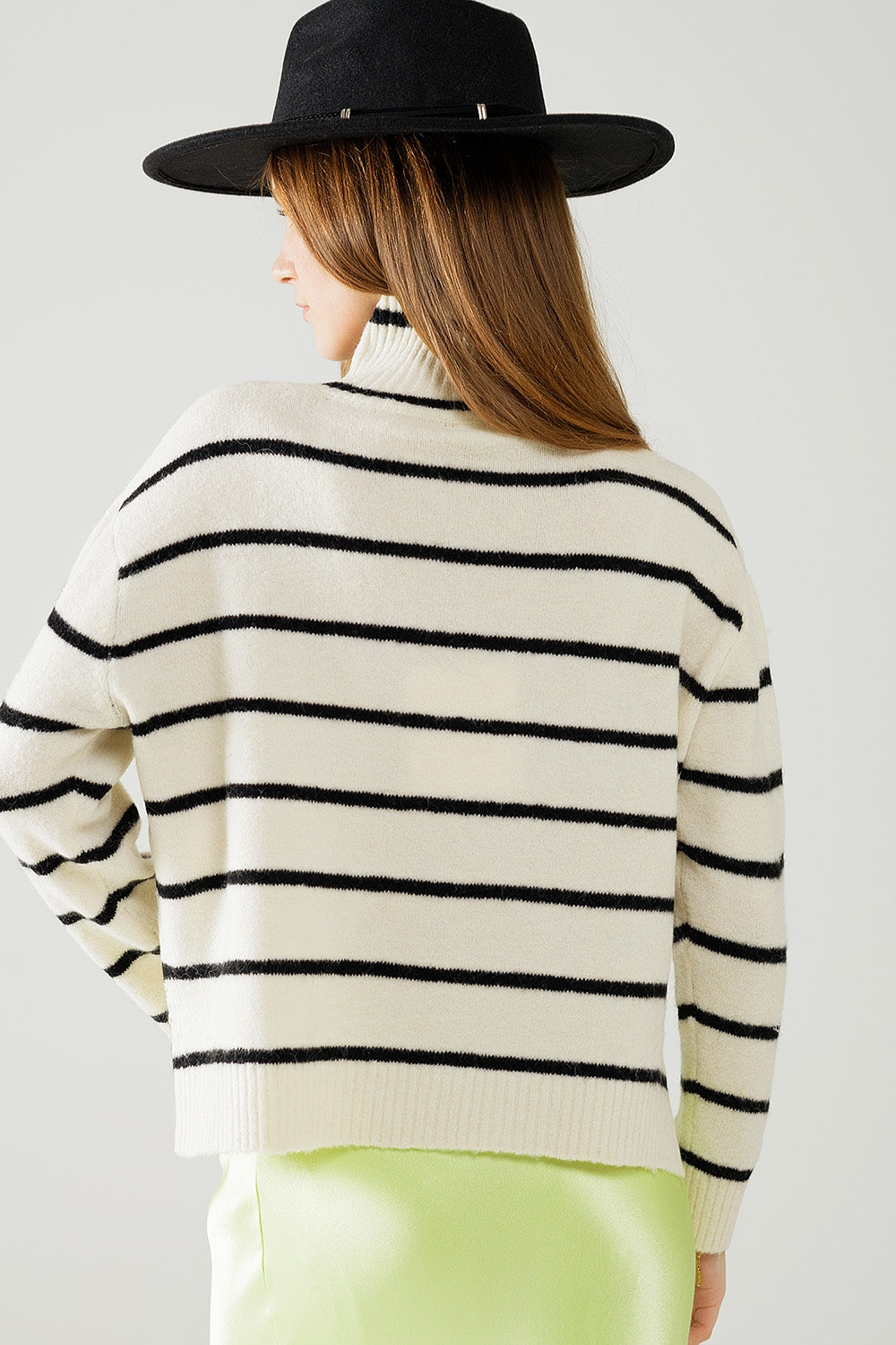 Jersey de rayas crema en negro con cuello alto Q2