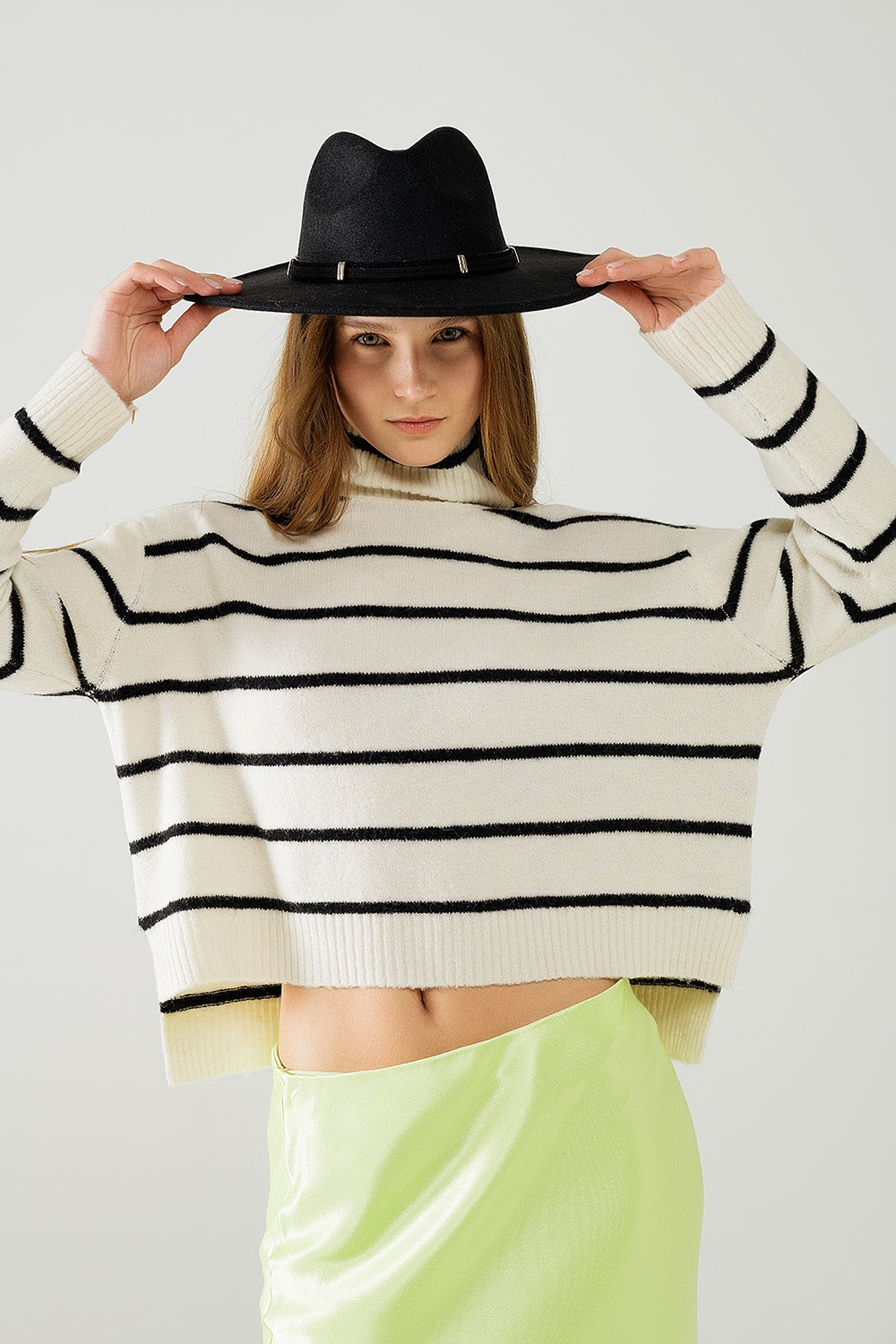 Jersey de rayas crema en negro con cuello alto Q2