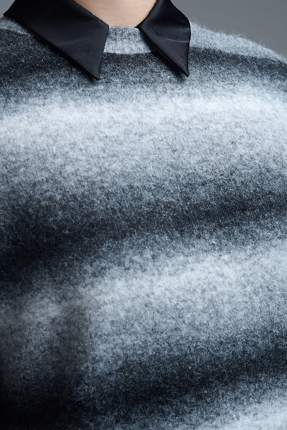 Jersey de rayas en degrade de manga corta en gris Q2