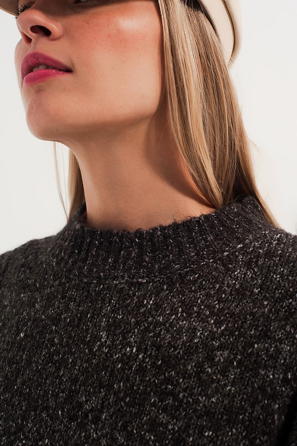 Jersey en color negro jaspeado de cuello redondo Q2