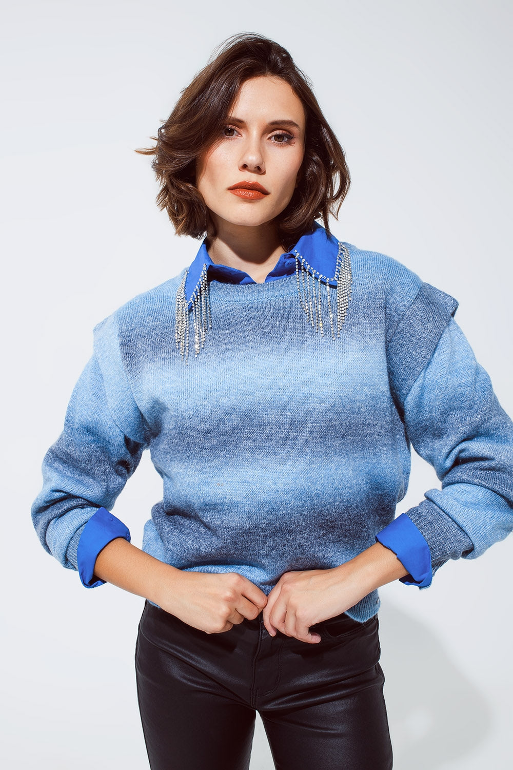 Q2 Jersey en diseño ombre azul con cuello redondo y detalles en las mangas