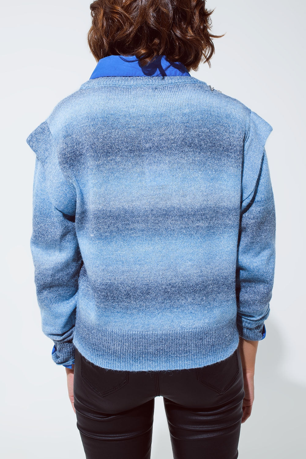 Jersey en diseño ombre azul con cuello redondo y detalles en las mangas Q2
