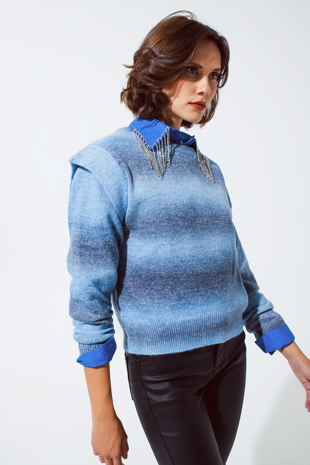 Jersey en diseño ombre azul con cuello redondo y detalles en las mangas Q2