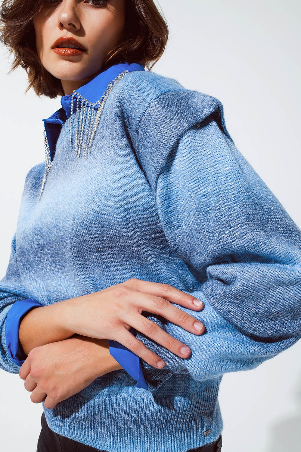 Jersey en diseño ombre azul con cuello redondo y detalles en las mangas Q2