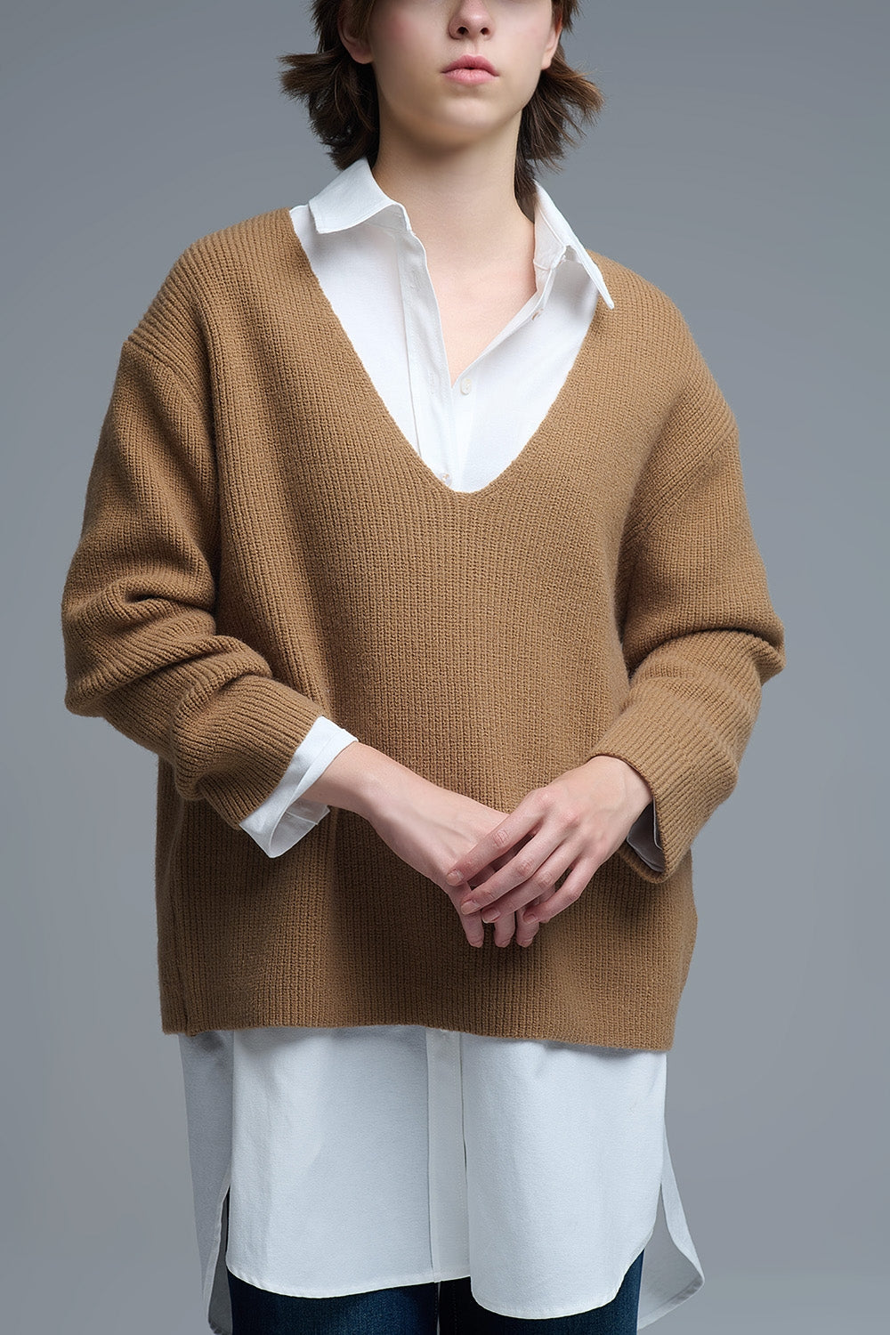 Jersey fino oversize con cuello en V en camel Q2