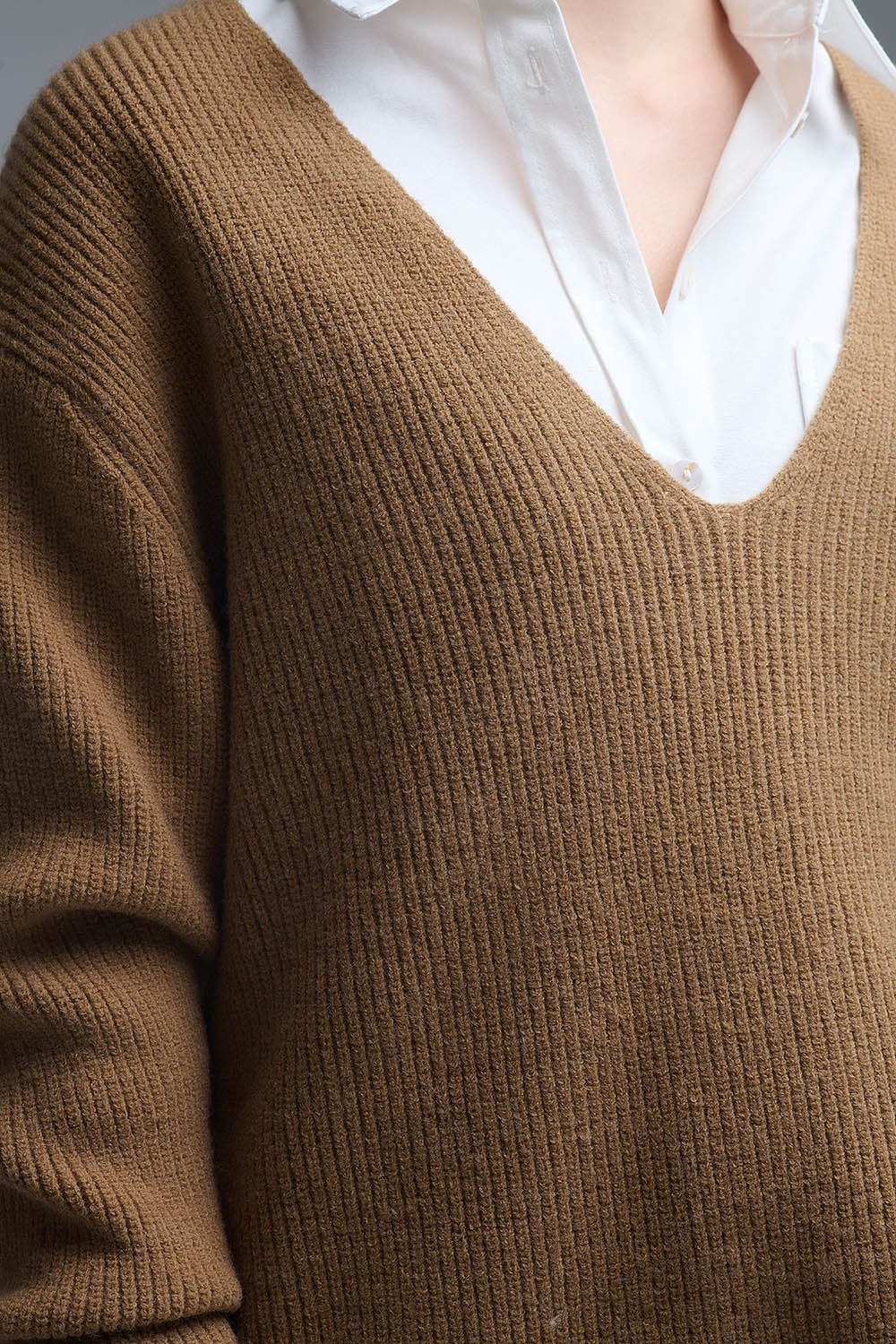 Jersey fino oversize con cuello en V en camel Q2