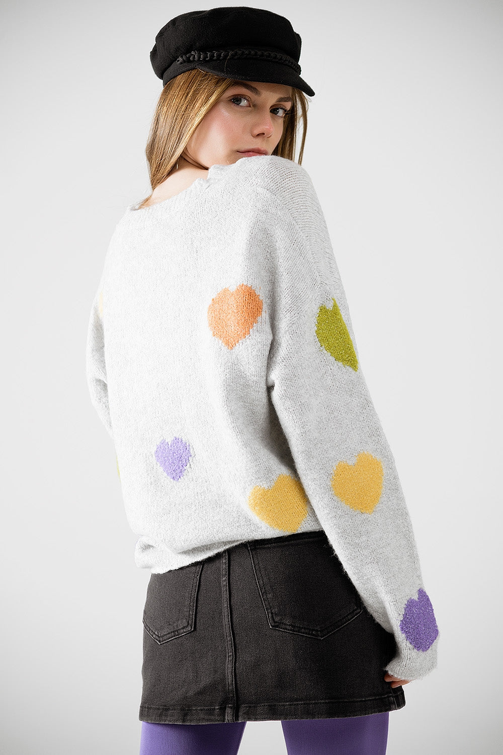 Jersey gris con cuello barco y estampado de corazones Q2