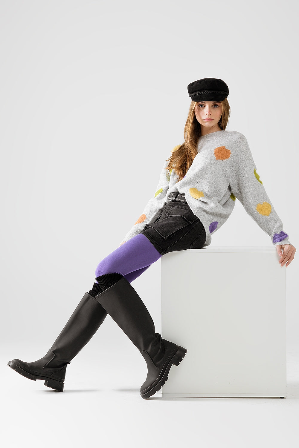 Q2 Jersey gris con cuello barco y estampado de corazones