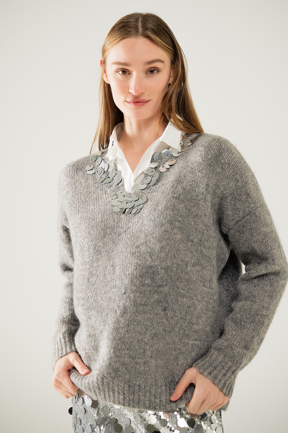 Jersey gris con cuello de pico y detalle de lentejuelas Q2