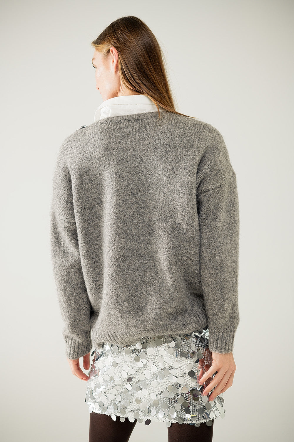 Jersey gris con cuello de pico y detalle de lentejuelas Q2