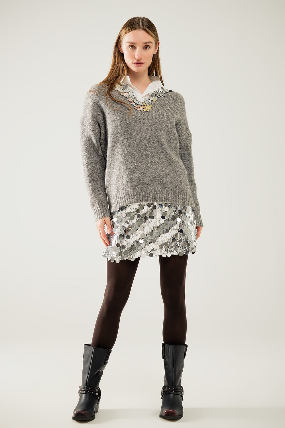 Jersey gris con cuello de pico y detalle de lentejuelas Q2