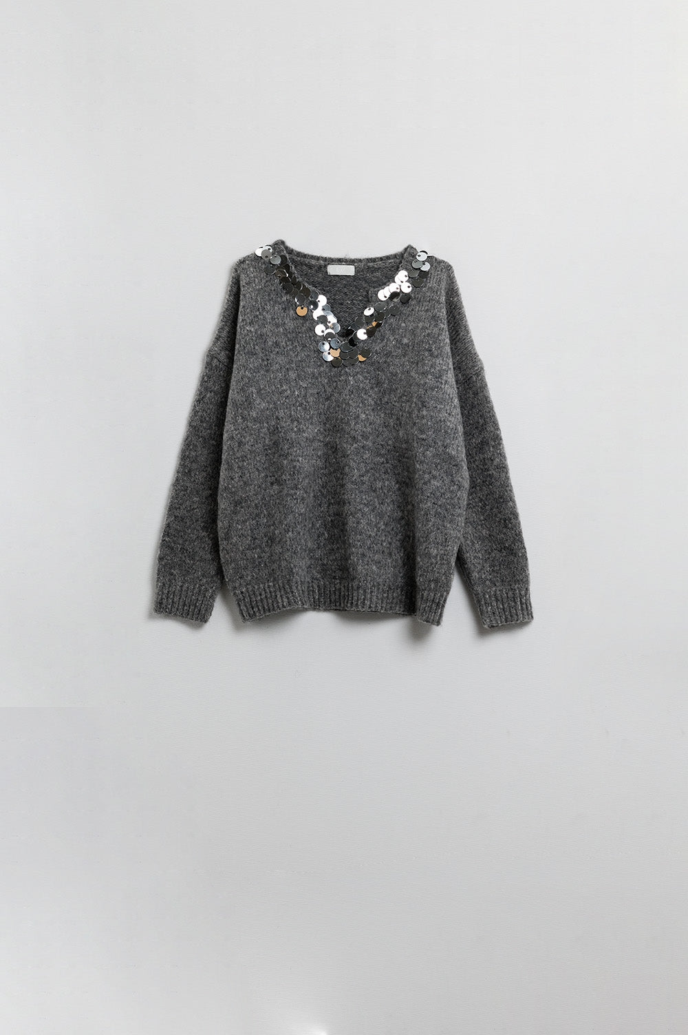 Jersey gris con cuello de pico y detalle de lentejuelas Q2