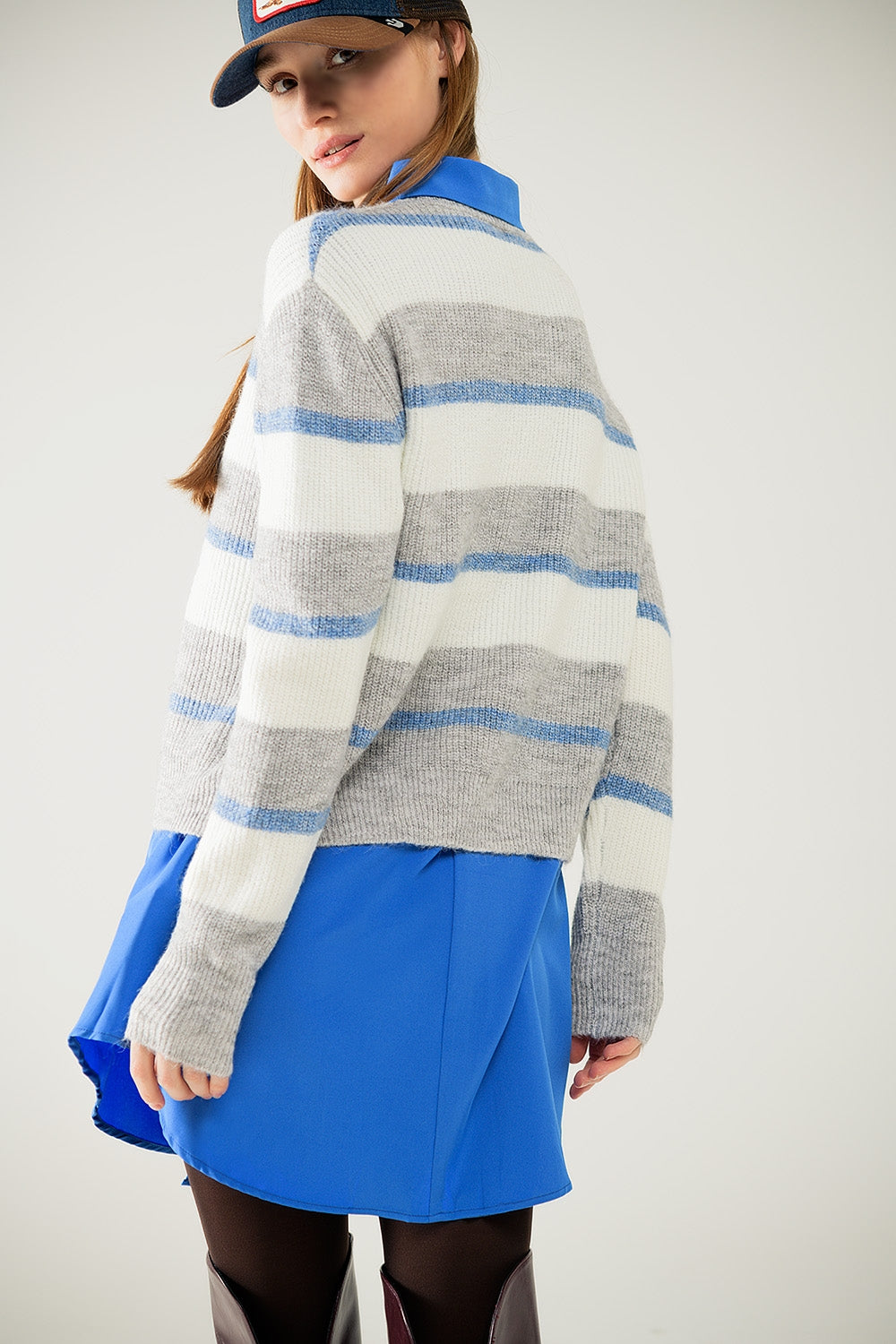 Jersey gris con rayas crudas y azules Q2