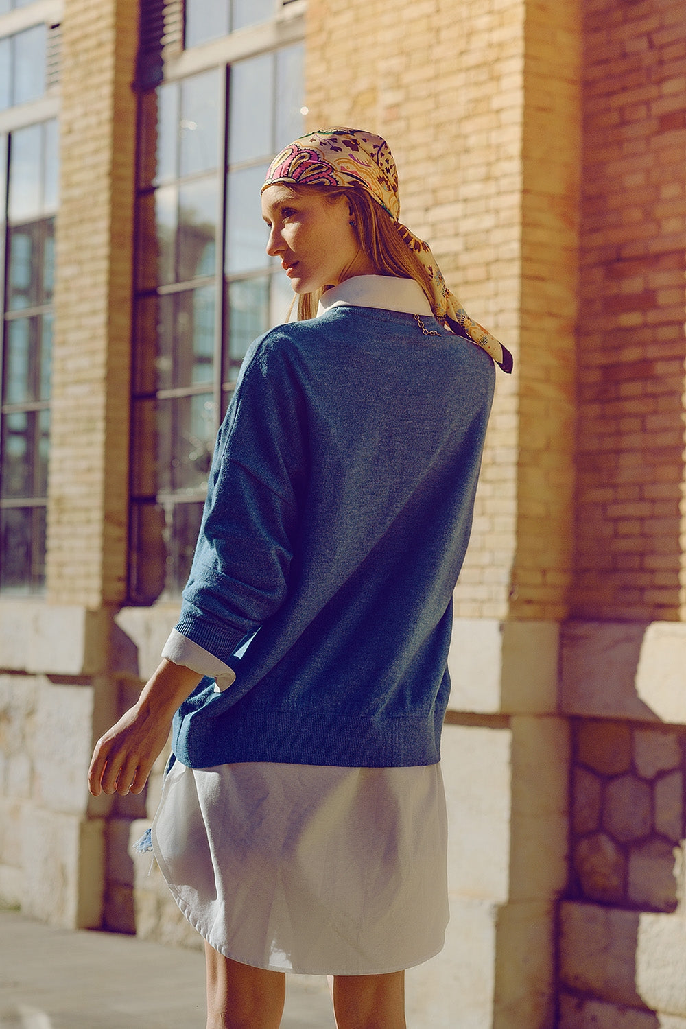 Jersey holgado de punto fino en azul con cuello redondo Q2