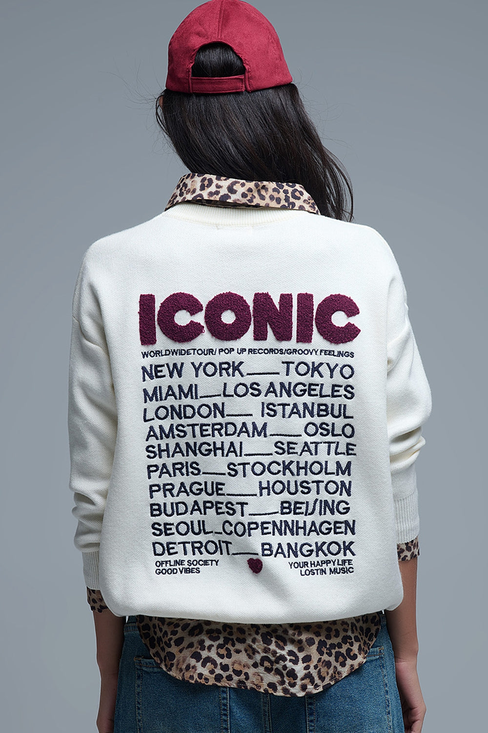 Jersey ICONIC bordado con estampado Global Tour en la espalda en color crema Q2