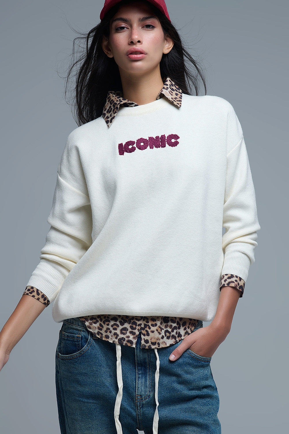 Jersey ICONIC bordado con estampado Global Tour en la espalda en color crema Q2