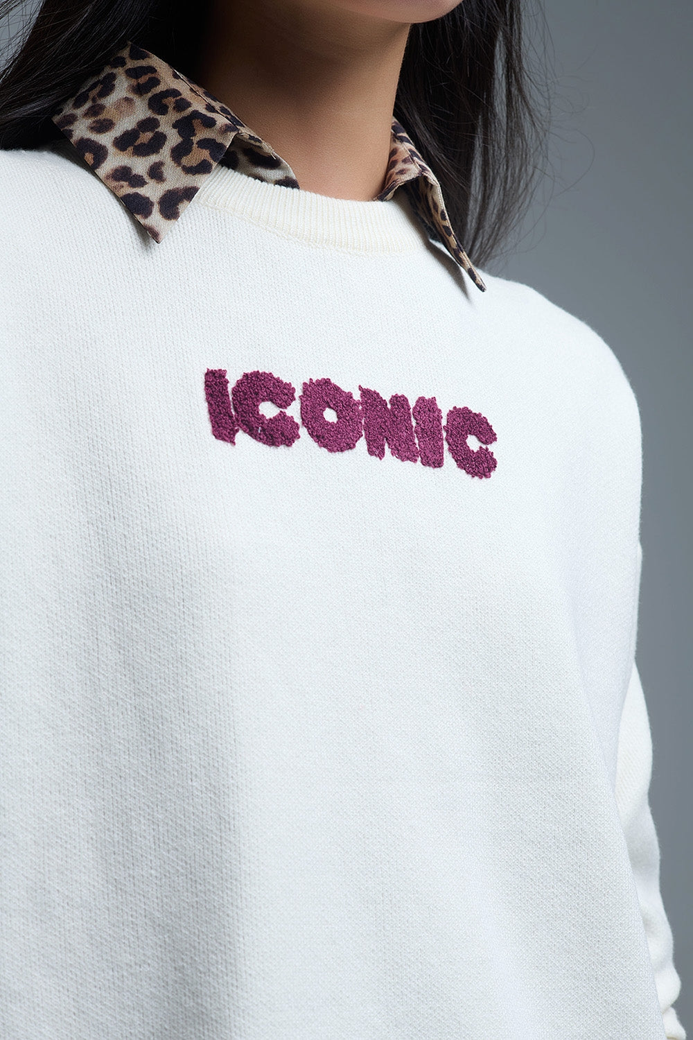 Jersey ICONIC bordado con estampado Global Tour en la espalda en color crema Q2