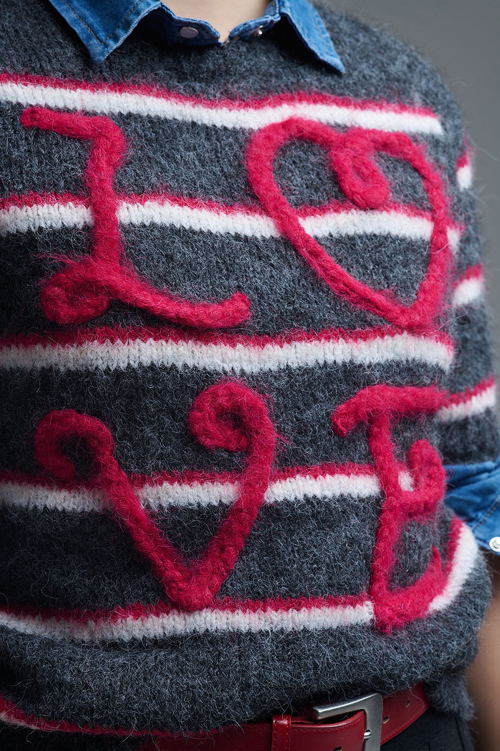 Jersey Love de manga corta bordado en gris oscuro Q2