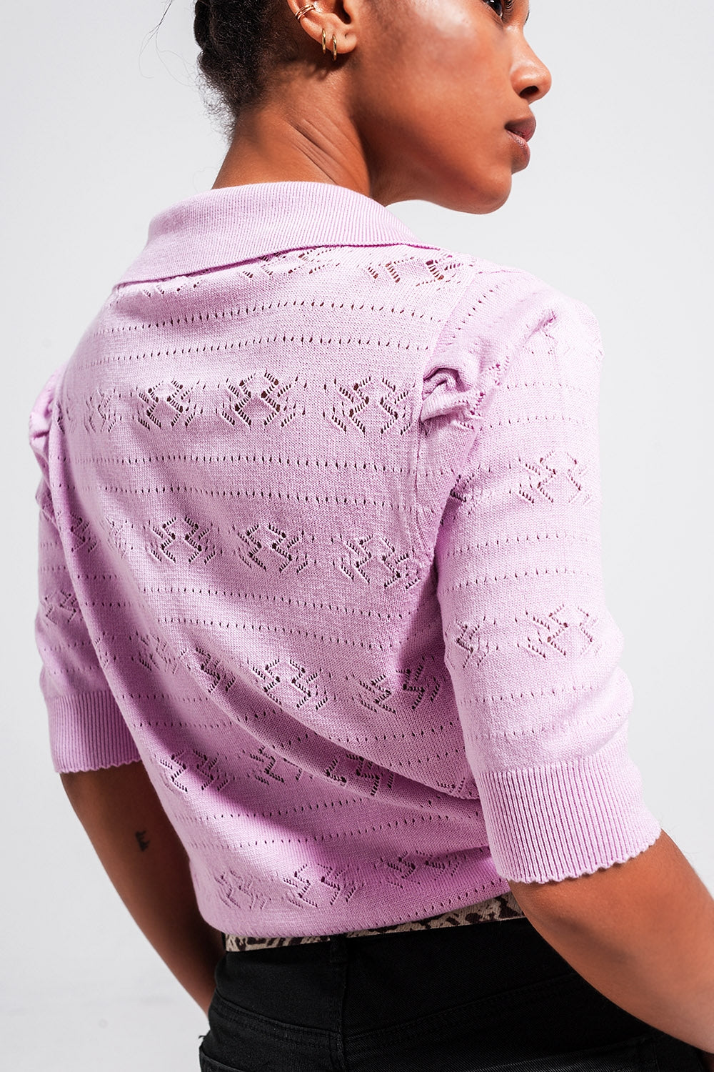 Jersey manga corta rosa con detalles calados y cuello estilo polo Q2