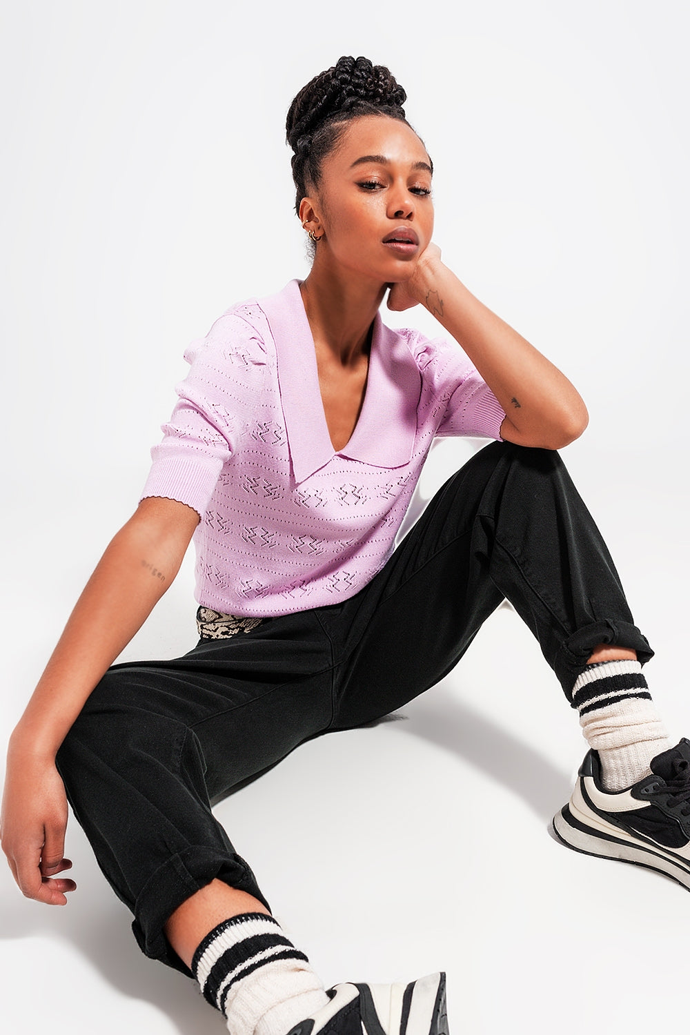 Jersey manga corta rosa con detalles calados y cuello estilo polo Q2