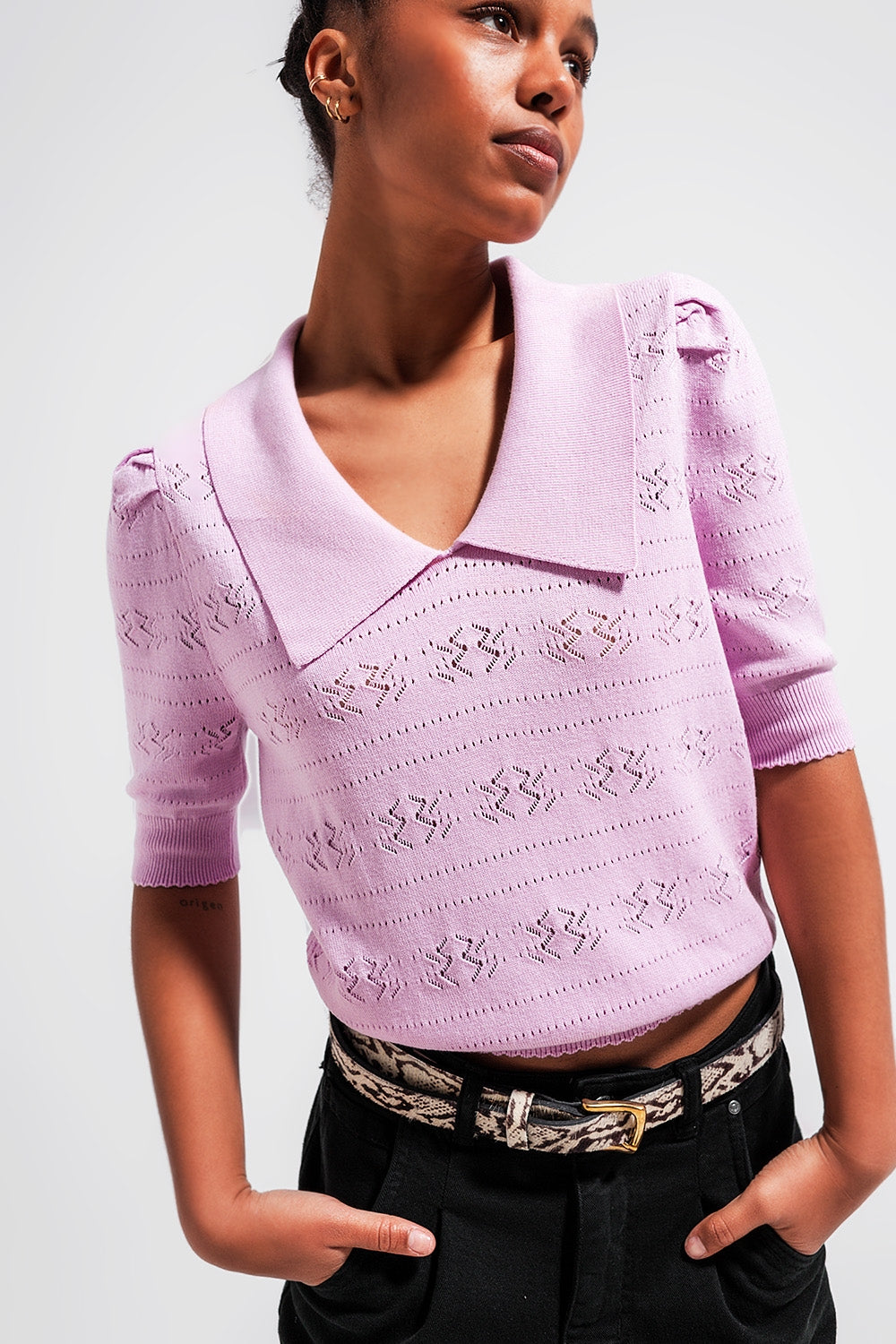 Q2 Jersey manga corta rosa con detalles calados y cuello estilo polo