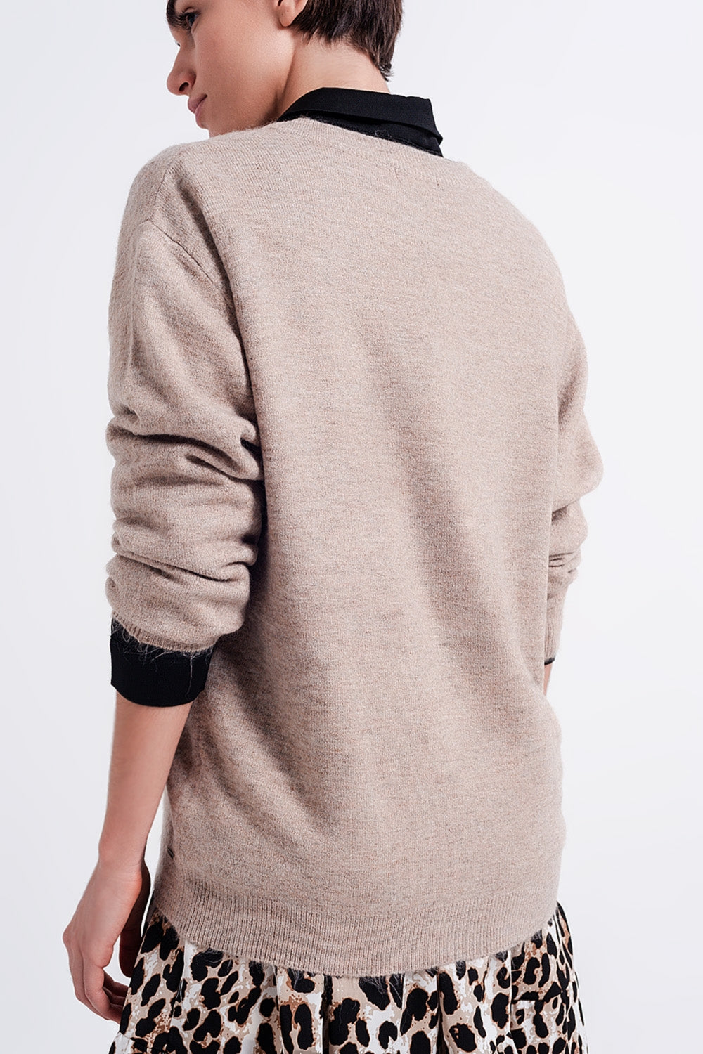 Jersey marron claro con cuello de pico Q2