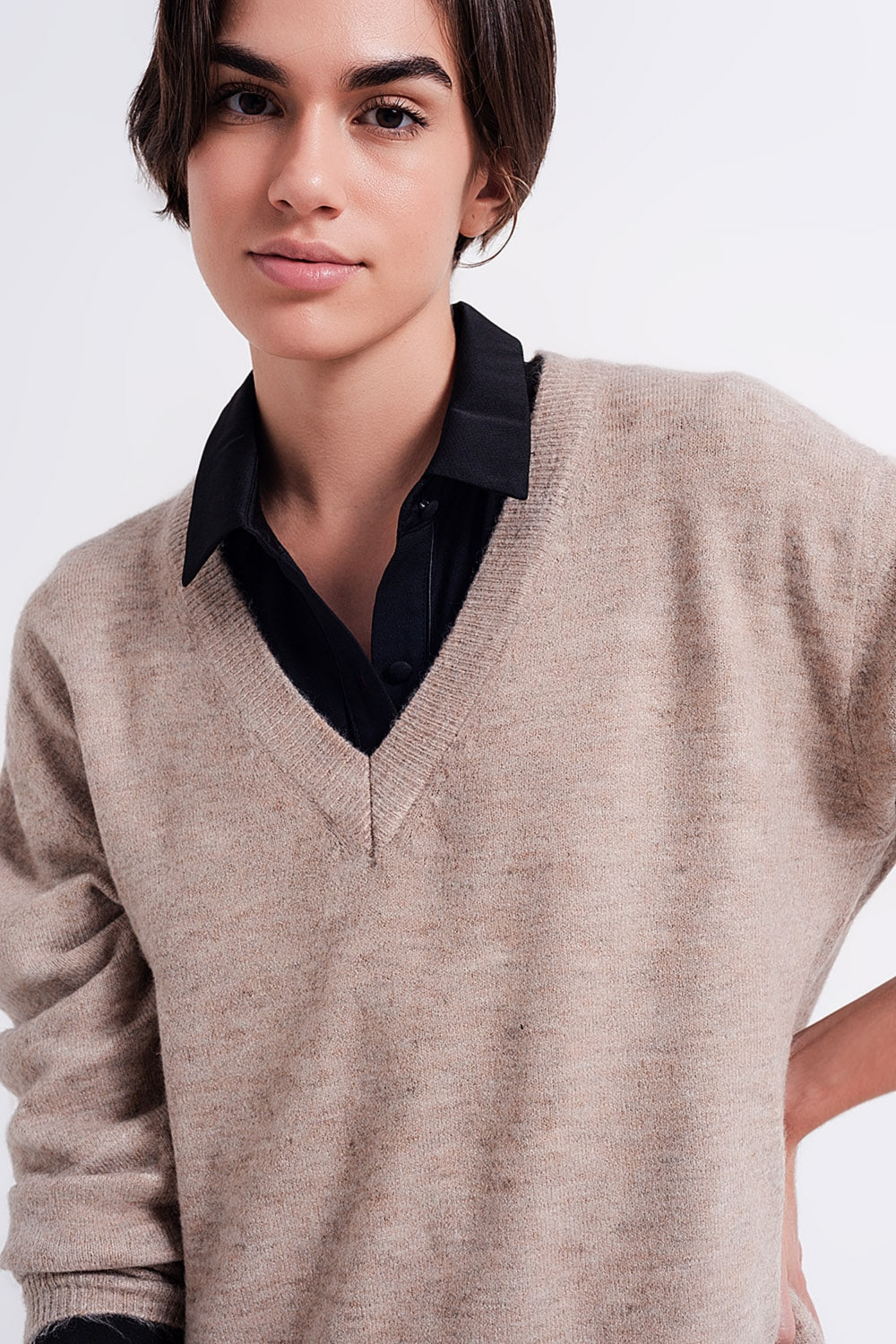 Jersey marron claro con cuello de pico Q2