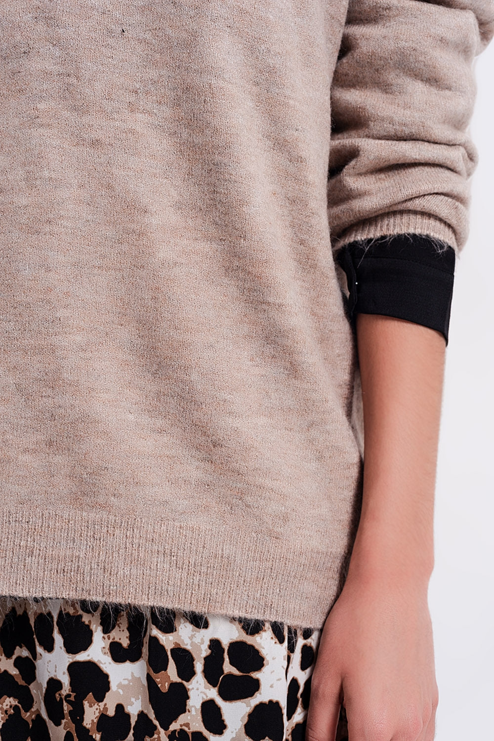 Jersey marron claro con cuello de pico Q2
