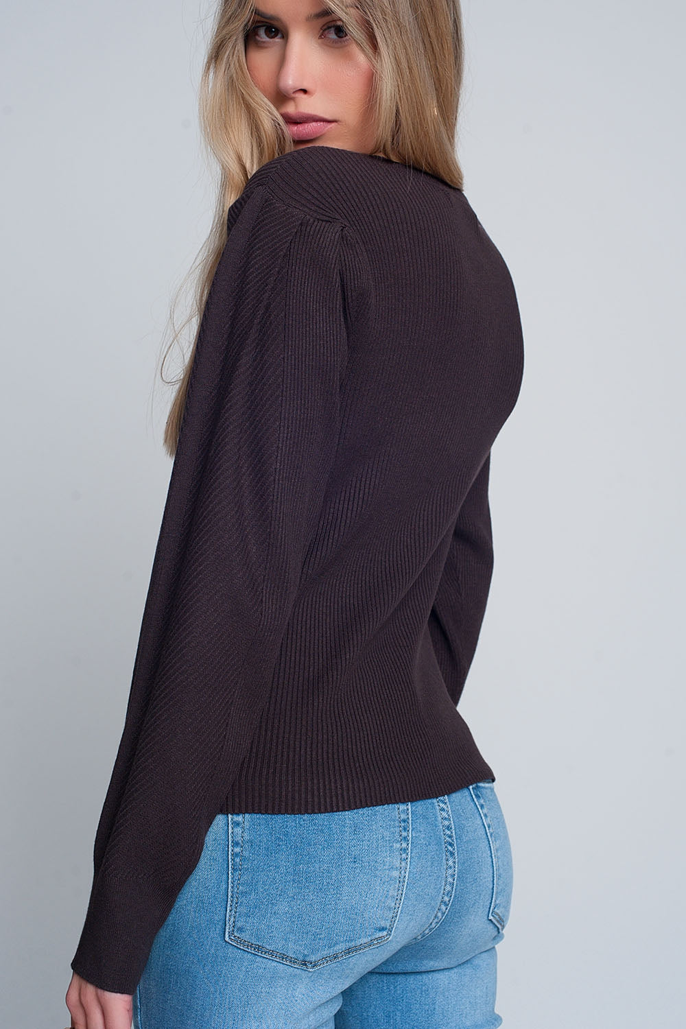 Jersey marron de punto de canalé con cuello redondo y mangas largas Q2